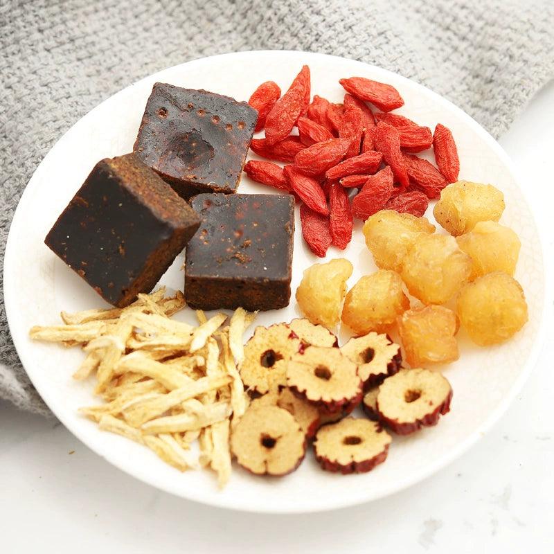 Infuzie organică de ghimbir cu curmale roșii, longane, fructe de goji și zahăr negru - Suport natural pentru menstruație și creșterea vitalității